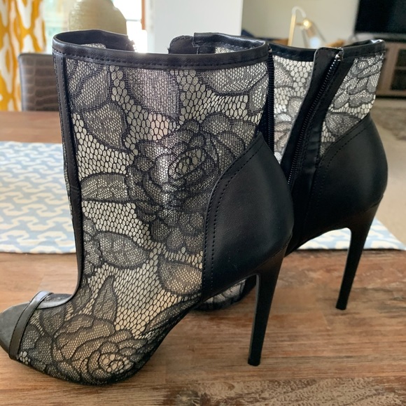 High heel with lace - Picture 1 of 3